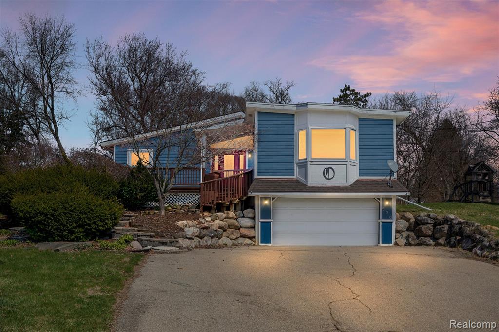 590 Hillwood, White Lake, MI 48383 — front exterior
