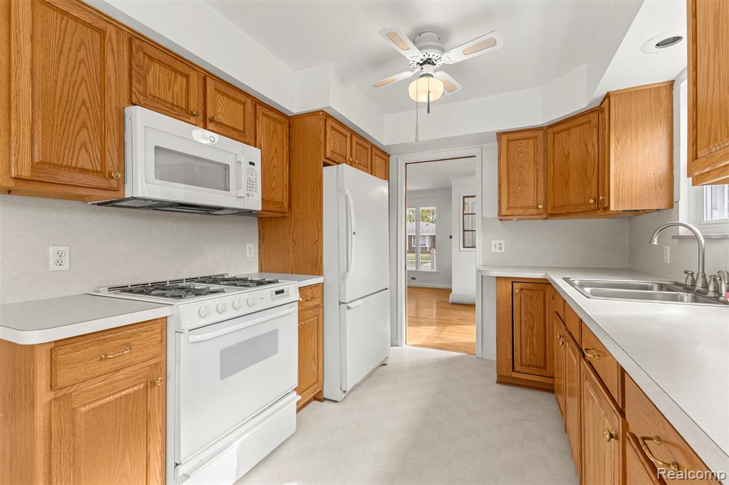 8255 Kinmore Street, Dearborn Heights, MI 48127 — Photo 11