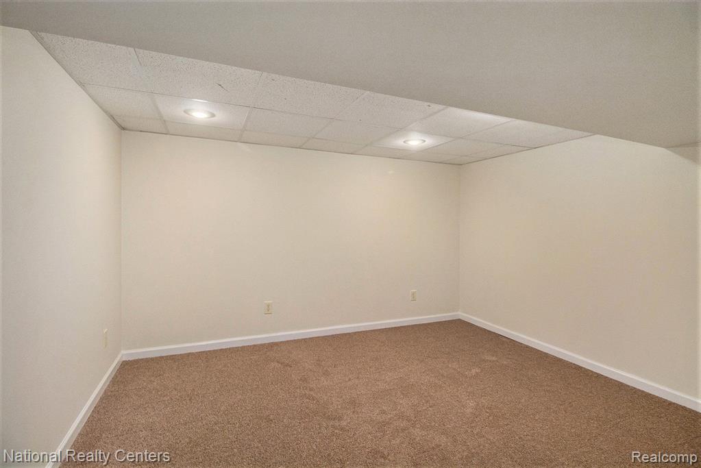 630 W LAKE Street, South Lyon, MI 48178 — Photo 14