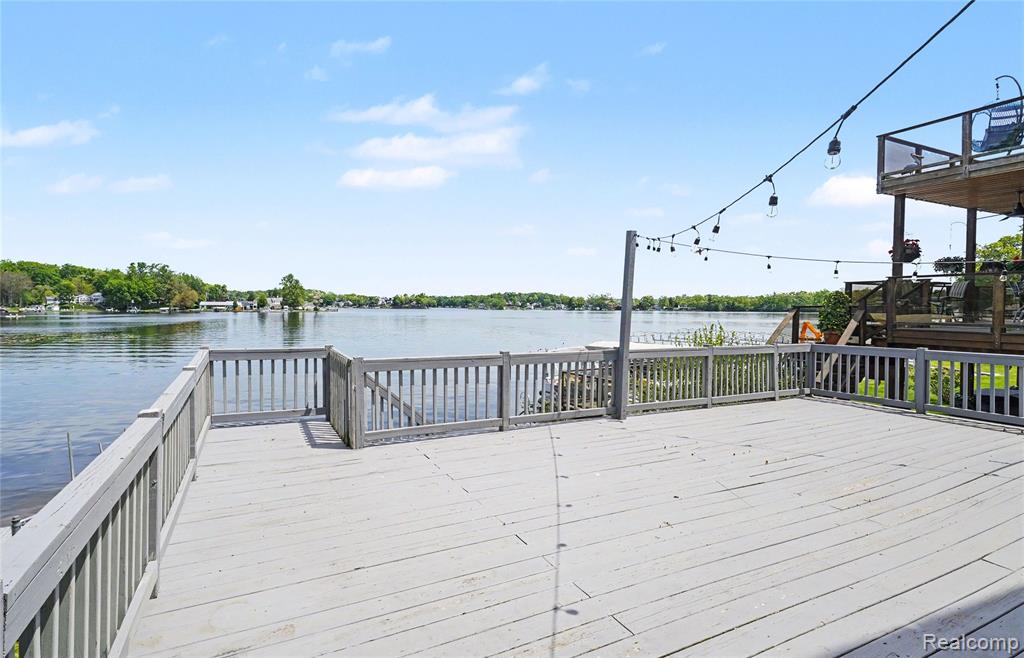 8390 Peninsular Drive, Fenton, MI 48430 — Photo 27