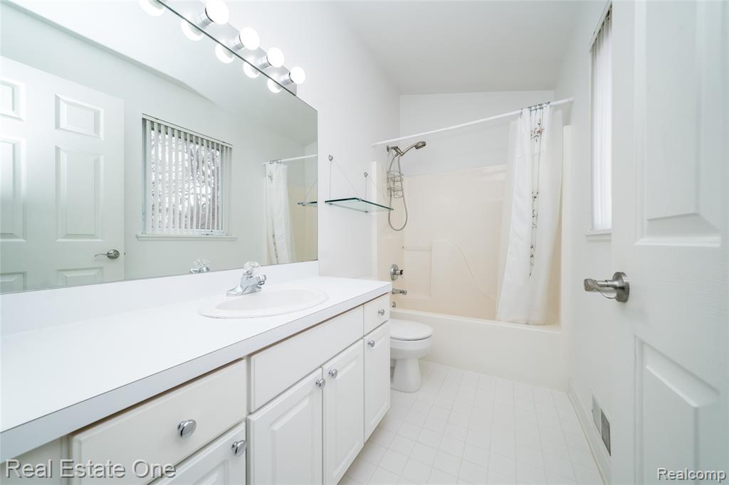 24099 Tana Court, Farmington, MI 48335 — Photo 39