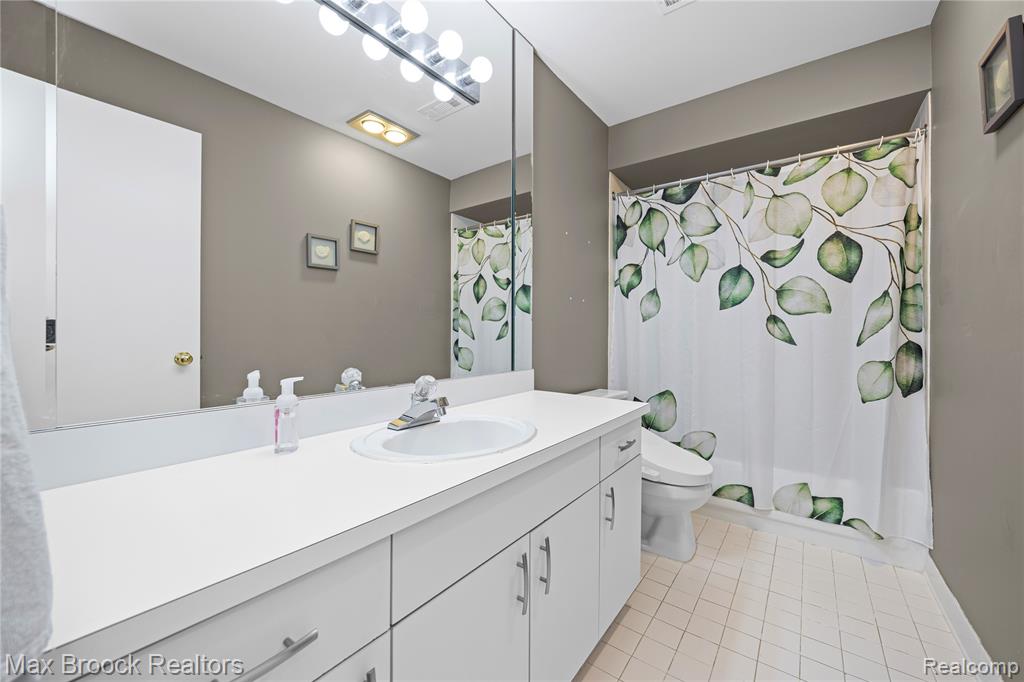 29664 Pine Ridge Circle, Farmington Hills, MI 48331 — Photo 25