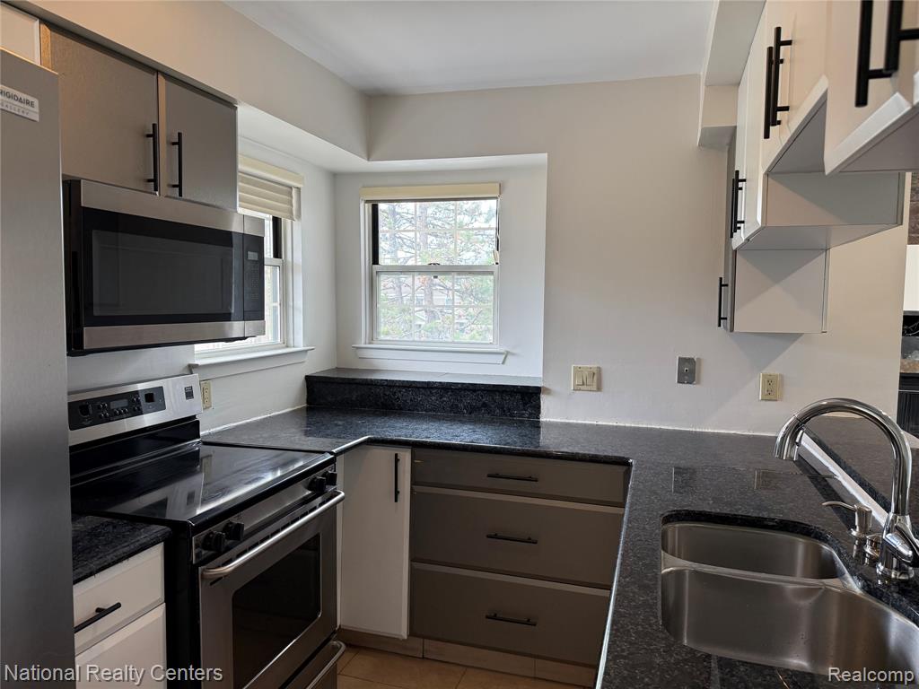 6677 Chimney Sweep, West Bloomfield, MI — Photo 10