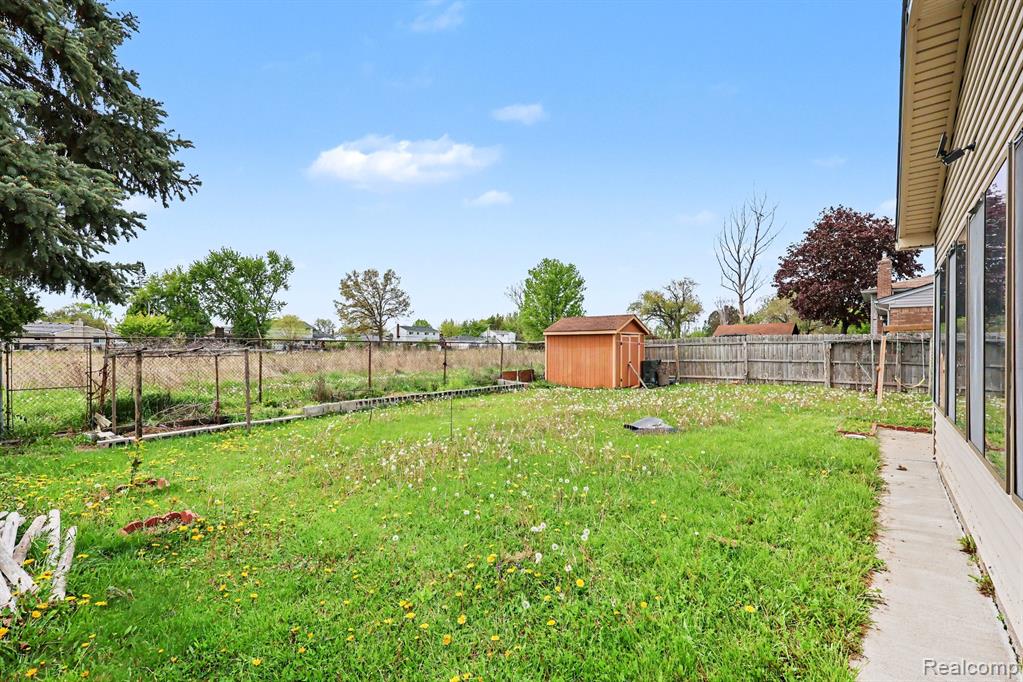 4274 Dickson Drive, Sterling Heights, MI 48310 — Photo 25