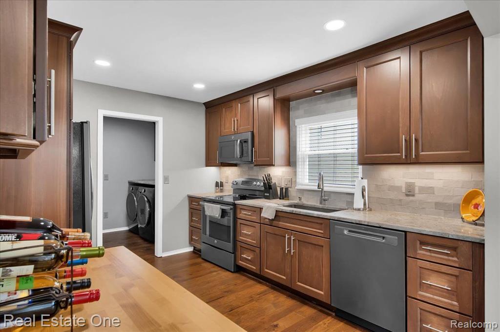 295 WINDING Brook, Commerce Twp, MI 48390 — Photo 12