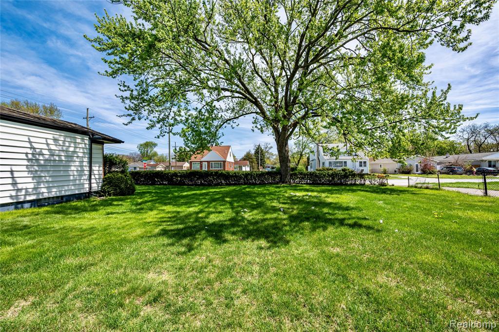 26155 Groveland Street, Madison Heights, MI 48071 — Photo 20