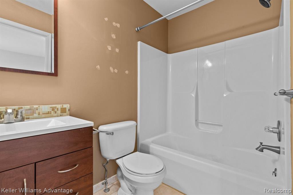 2527 PINE Drive, Wixom, MI 48393 — Photo 21