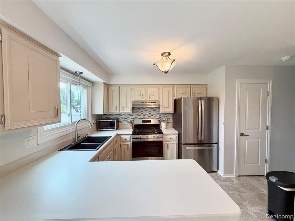 47244 Meadowbrook Drive, Macomb, MI 48044 — Photo 13