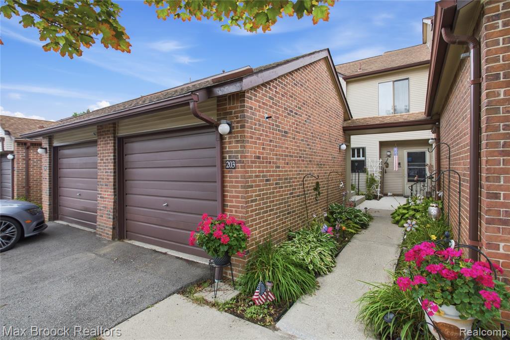 6580 Ridgefield Circle, 203, West Bloomfield, MI