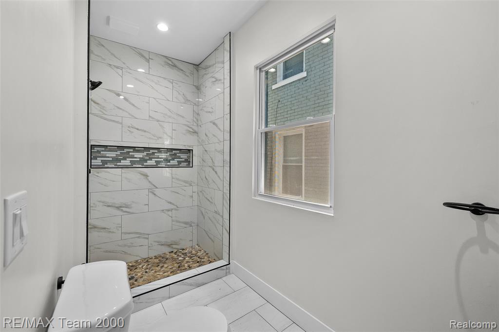 616 ENGLEWOOD Street, Detroit, MI 48202 — Photo 14