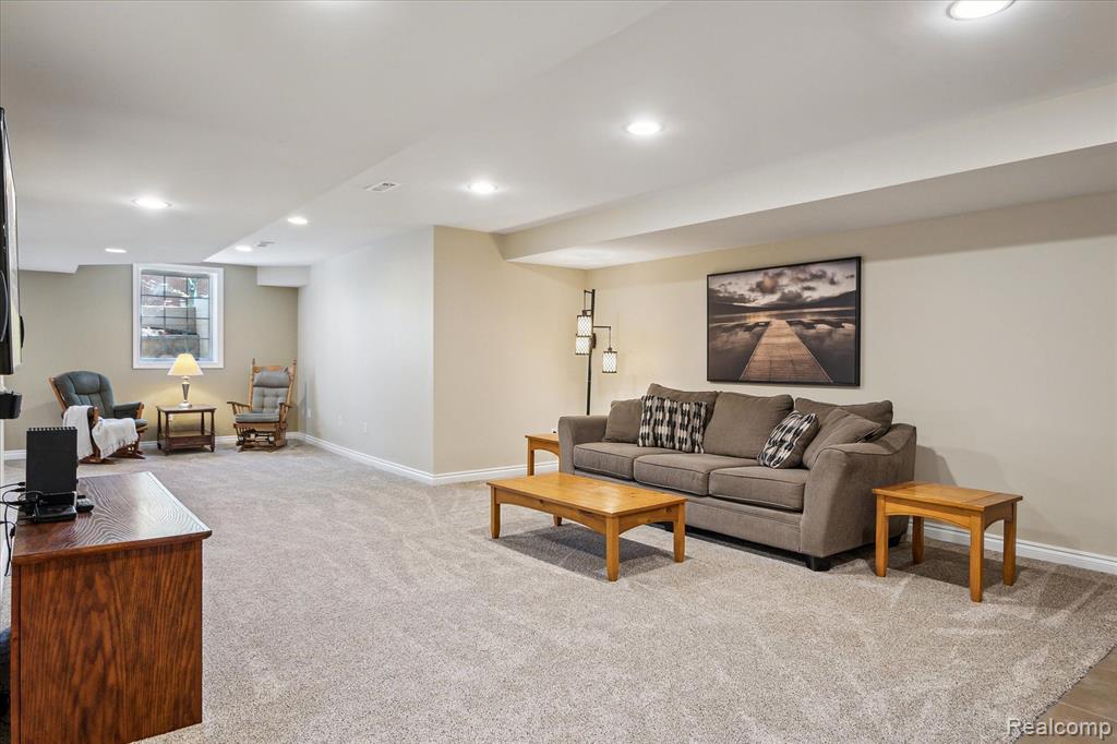 8504 Riverwalk Drive, Fenton, MI 48430 — Photo 45