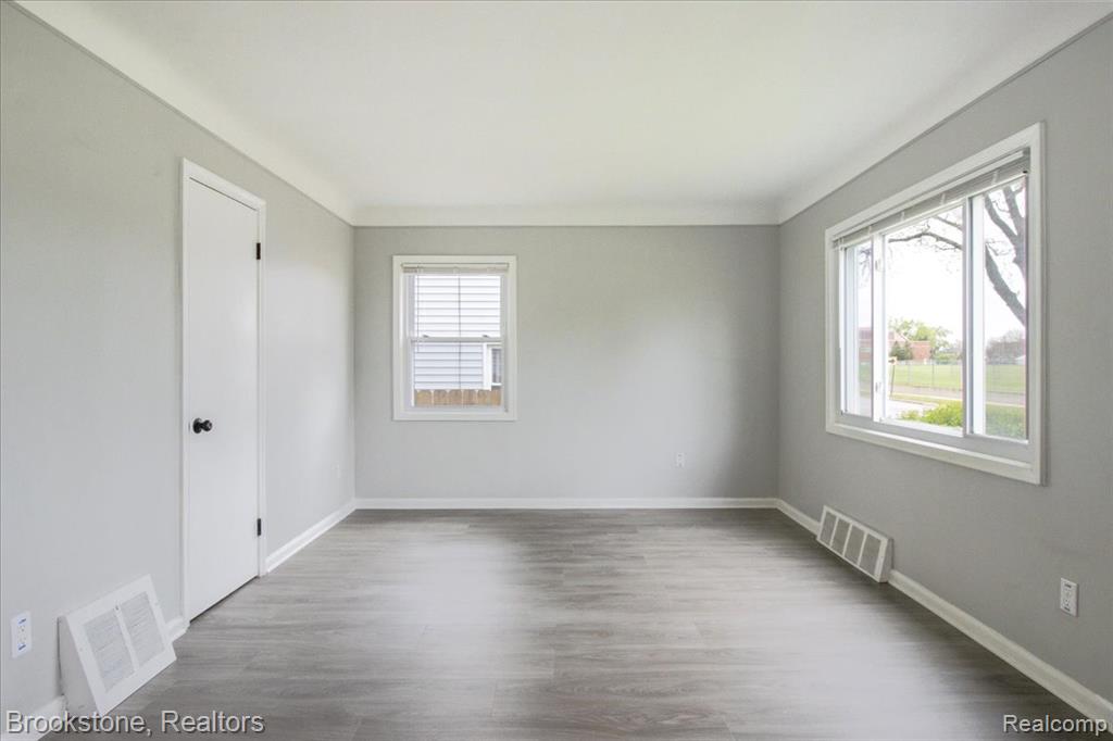 924 E Otis Avenue, Hazel Park, MI 48030 — Photo 5