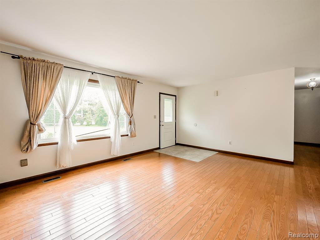 52010 11 Mile Road, South Lyon, MI 48178 — Photo 24