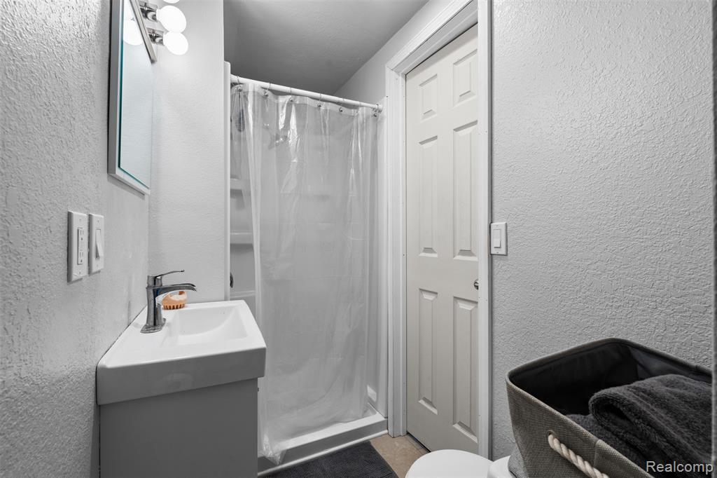 4400 Louella Drive, Waterford, MI 48329 — Photo 40