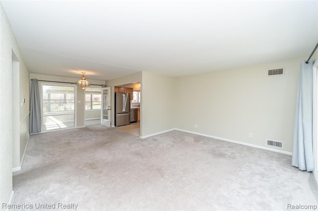 945 N Commerce Road, Commerce Twp, MI 48382 — Photo 7