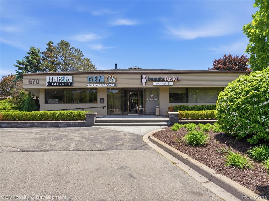 670 Griswold Street - Photo 2