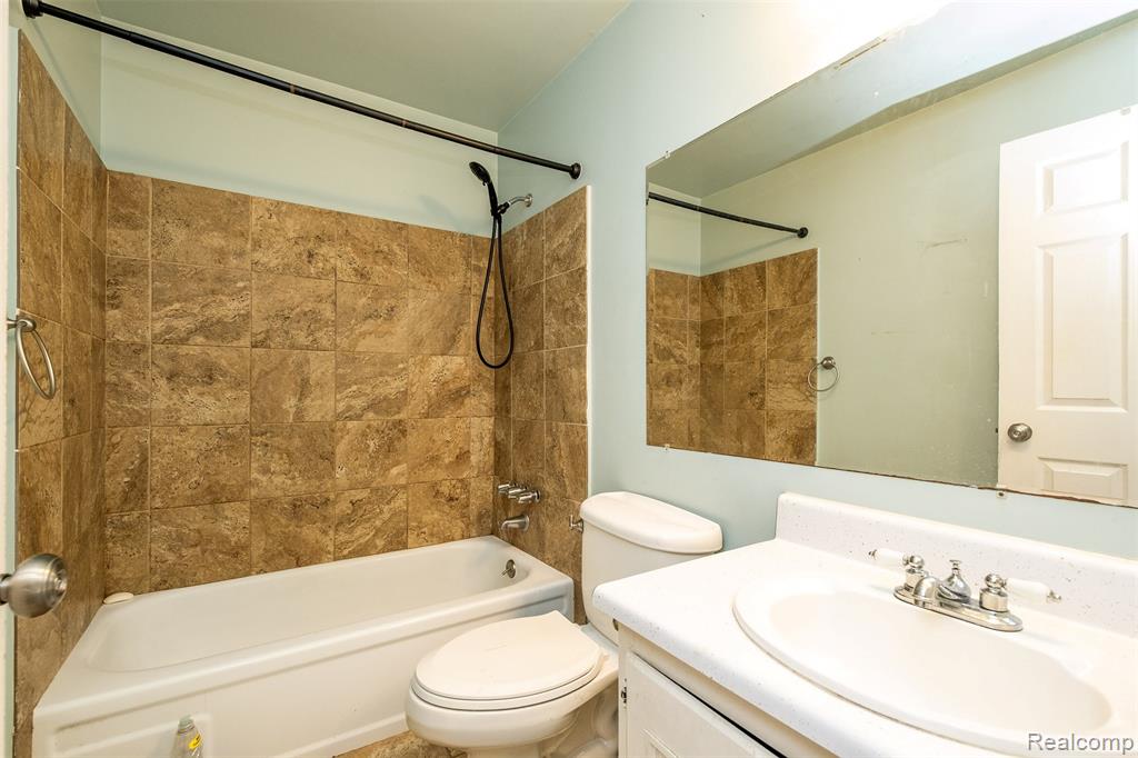6733 ARDSLEY Drive, Canton, MI 48187 — Photo 17