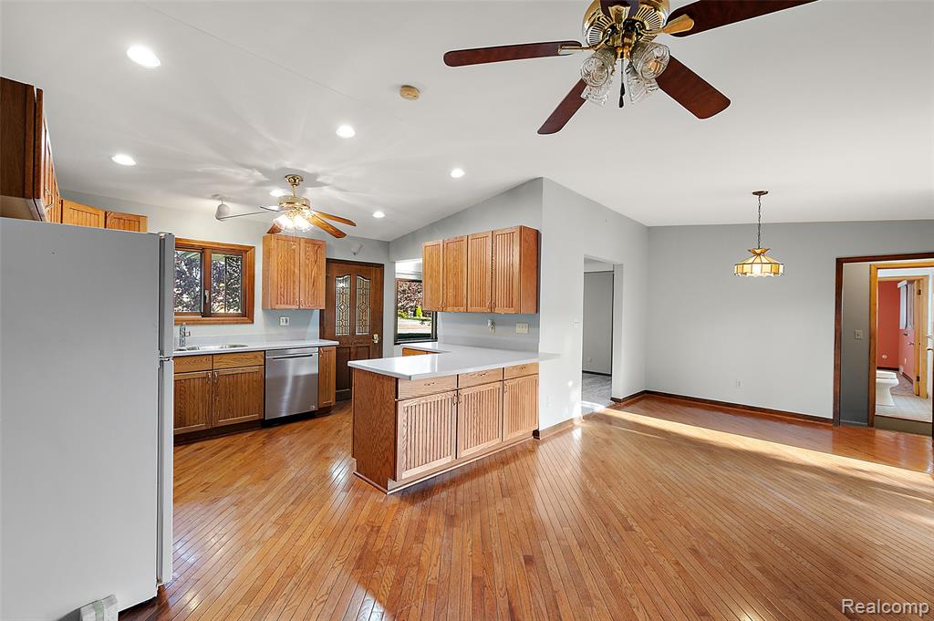 15 Pleasant Lake Drive, Waterford, MI 48327 — Photo 16
