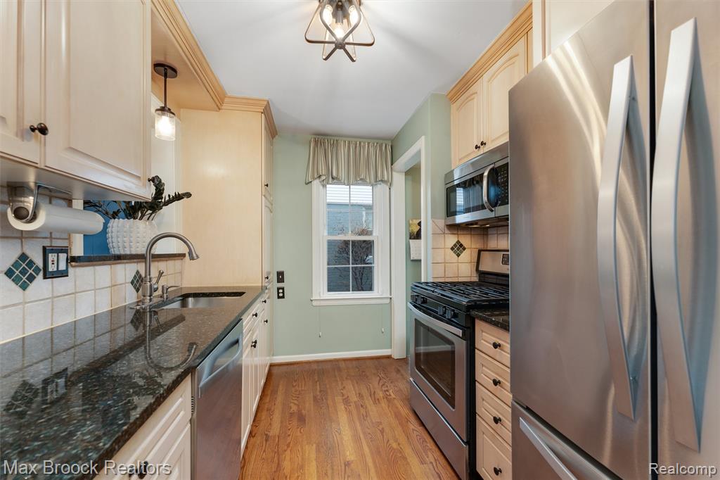 4321 Robinwood Avenue, Royal Oak, MI 48073 — Photo 9