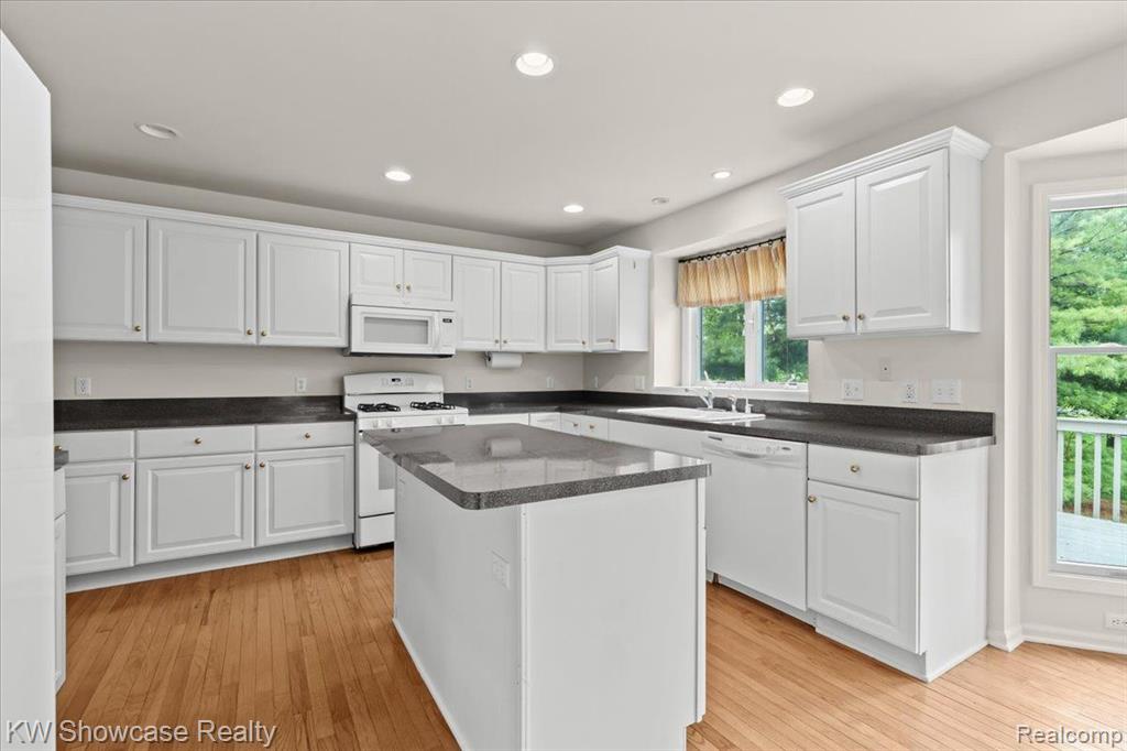 4870 LYTHAM Lane, Ann Arbor, MI 48103 — Photo 14