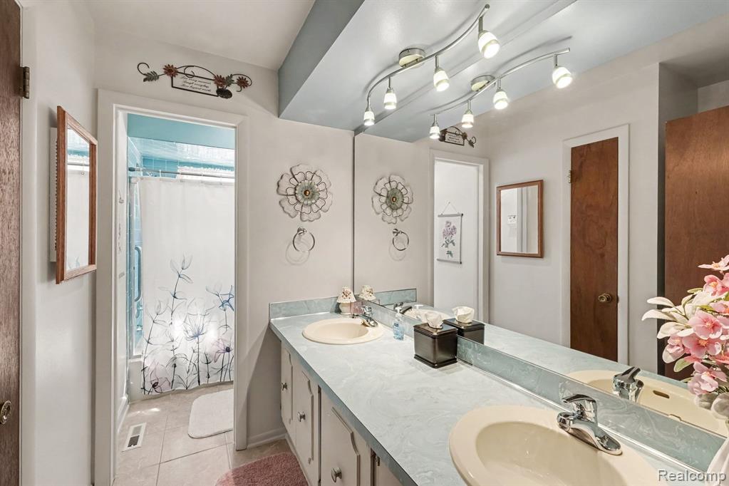 7083 Fairgrove Drive, Swartz Creek, MI 48473 — Photo 21