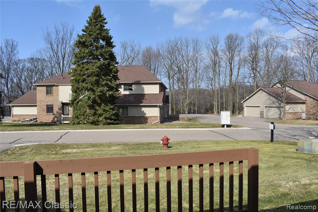 7901 Lawrence, West Bloomfield, MI — Photo 9