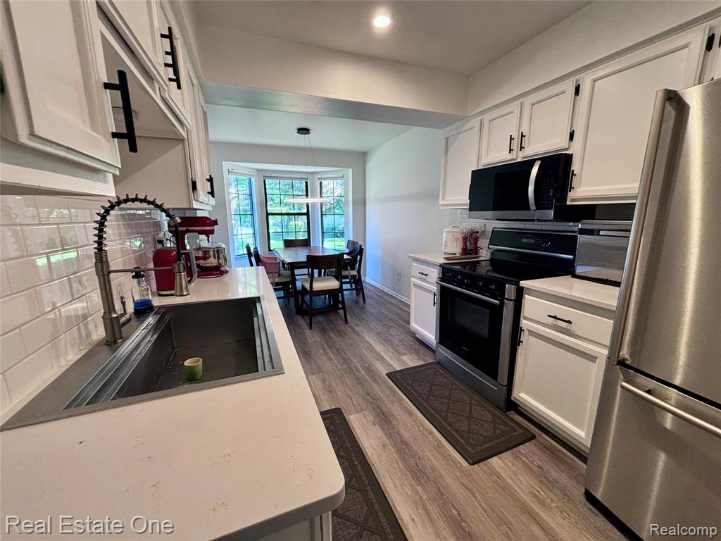 66 Meadow Wood Drive, Rochester Hills, MI 48307 — Photo 8