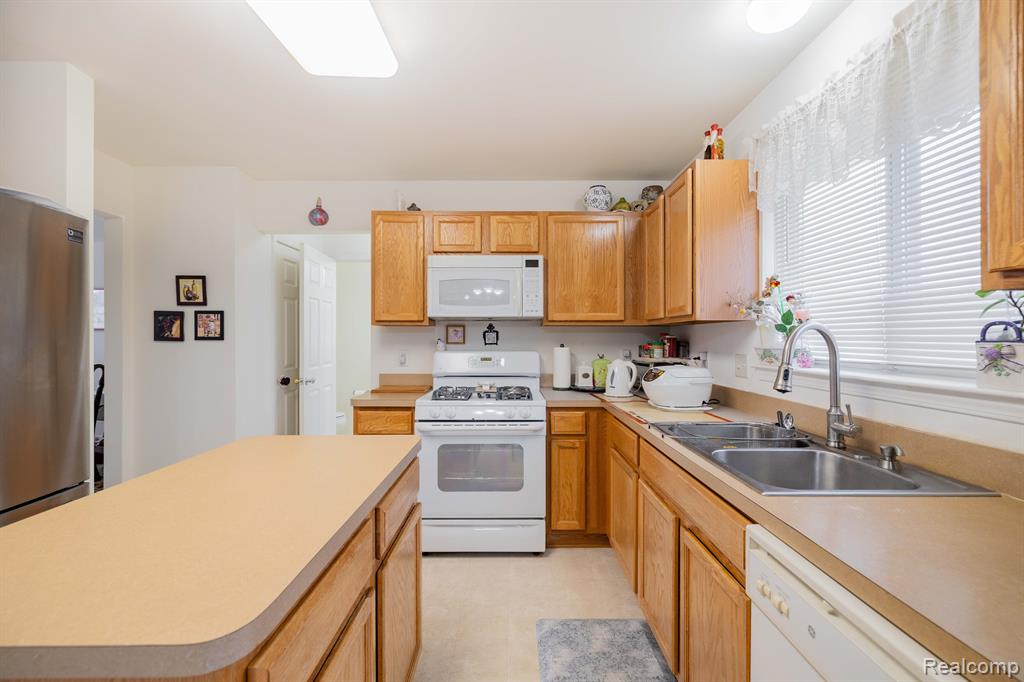 9884 HIGH MEADOW Drive, Ypsilanti, MI 48198 — Photo 7