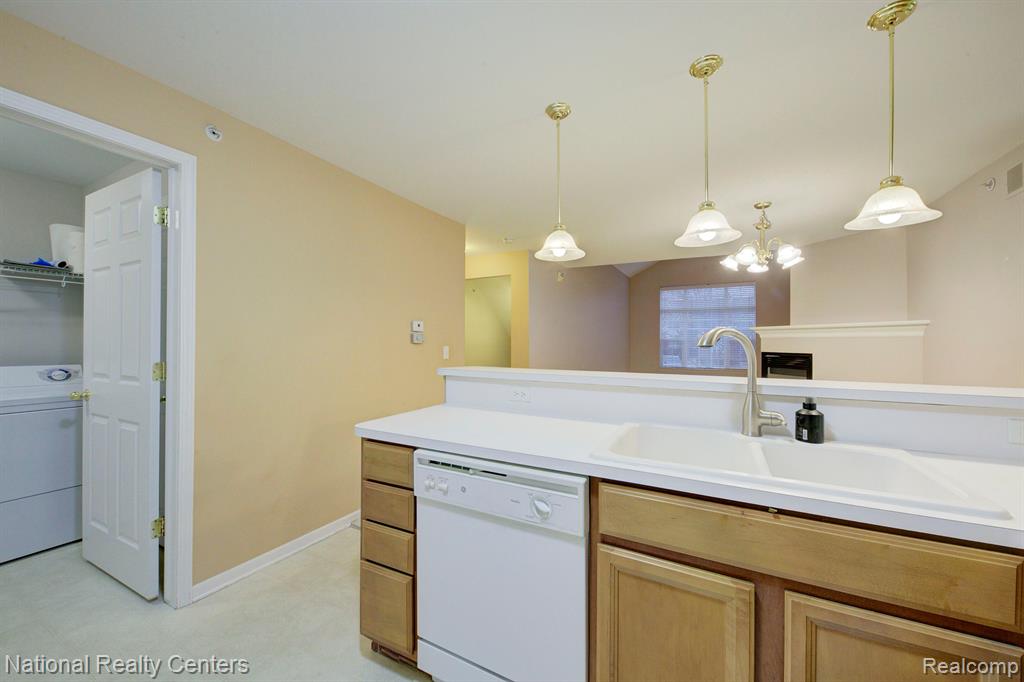6104 JASMINE Drive, Walled Lake, MI 48390 — Photo 14
