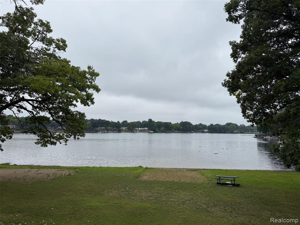 5524 Walling Drive, Waterford, MI 48329 — Photo 16