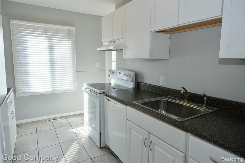 646 E DALLAS Avenue, Madison Heights, MI 48071 — Photo 12