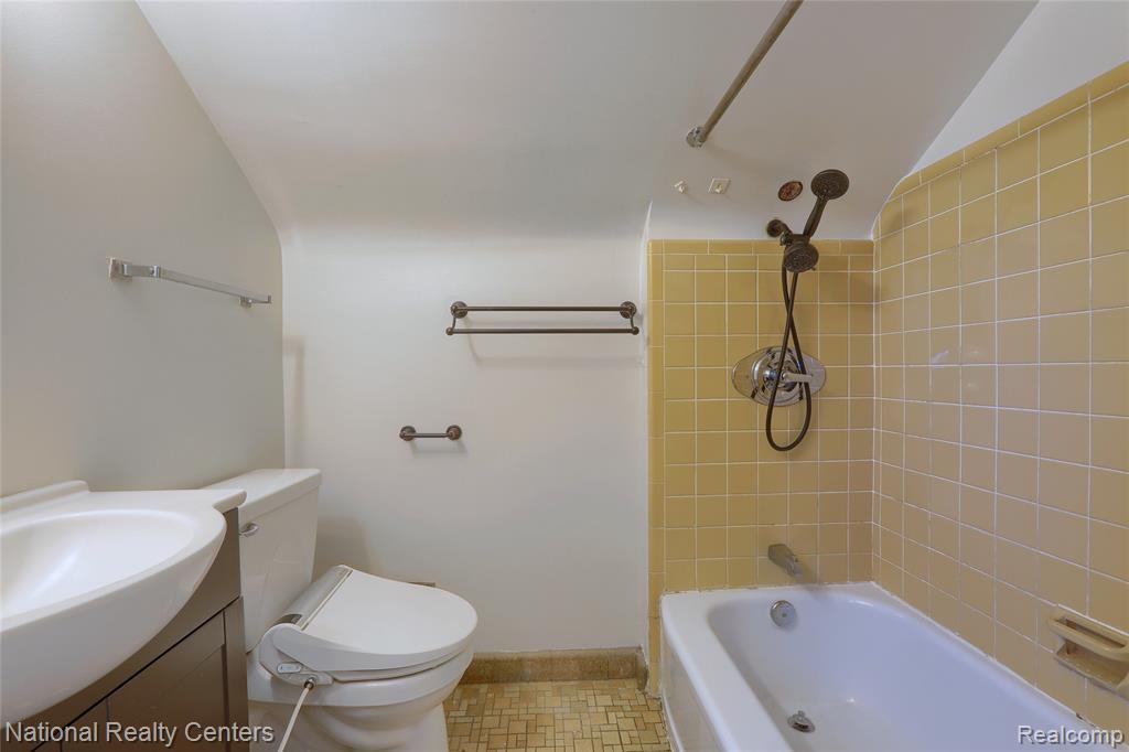 13369 Winchester Avenue, Huntington Woods, MI — Photo 20