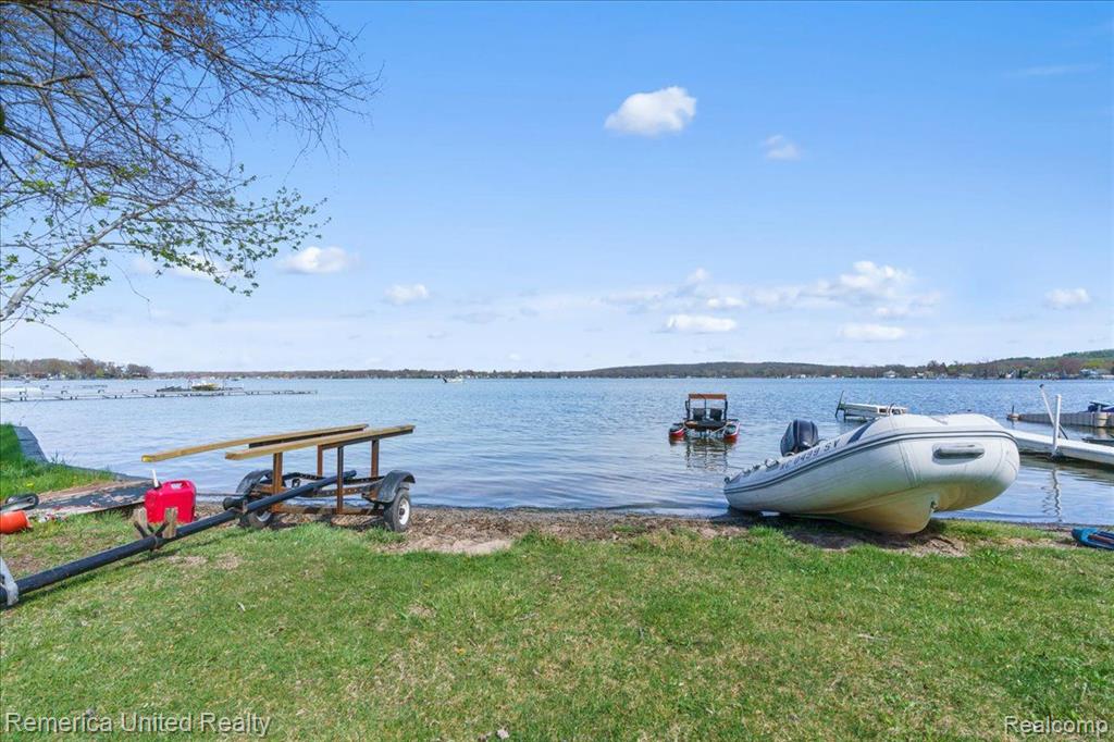 9623 Winston, Pinckney, MI 48169 — front exterior