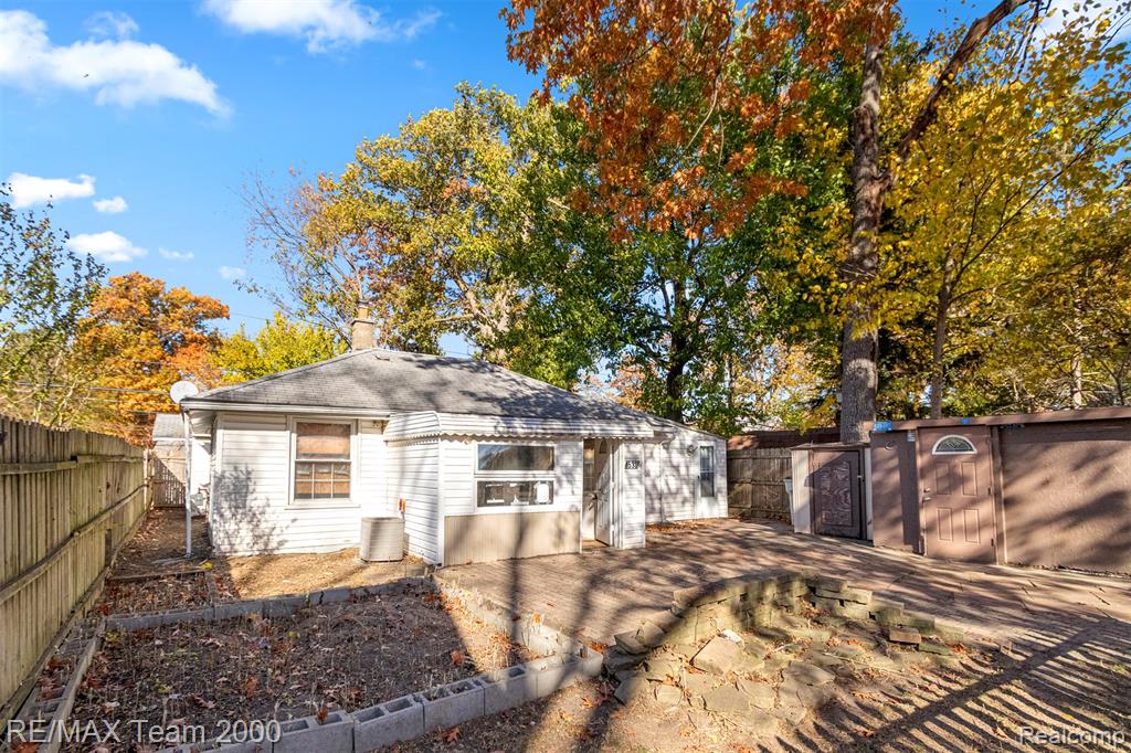533 E Milton Avenue, Hazel Park, MI 48030 — Photo 24