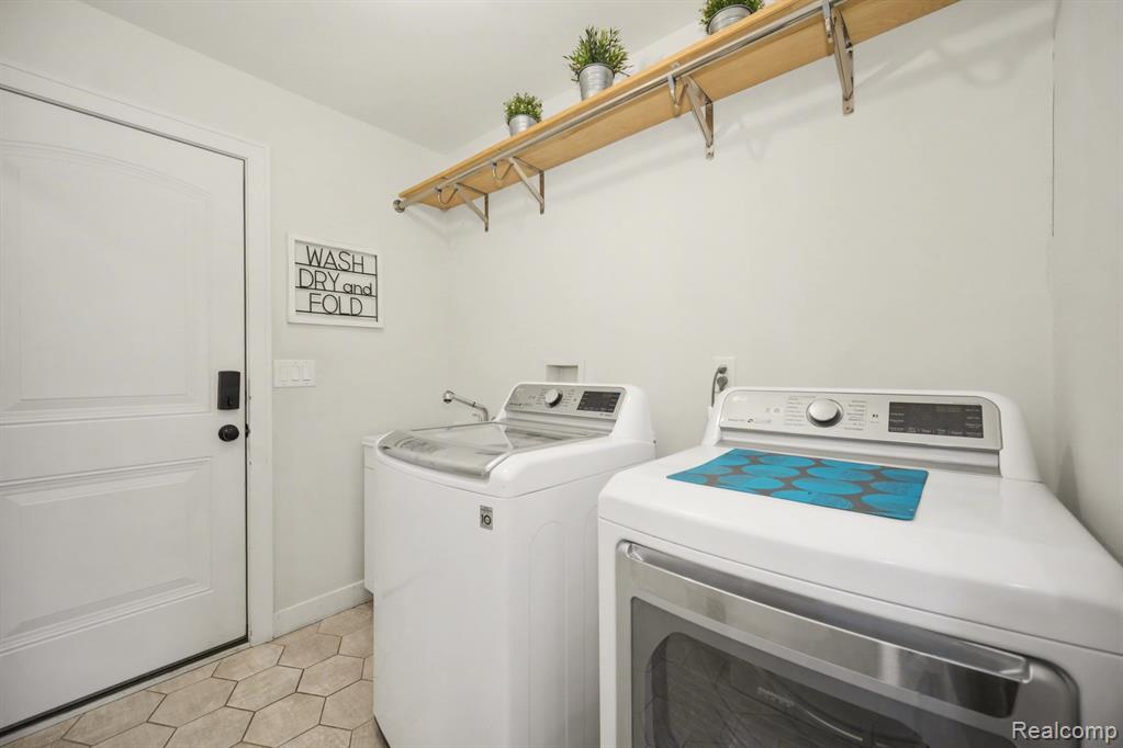1717 Foxdale Lane, Ann Arbor, MI 48108 — Photo 22