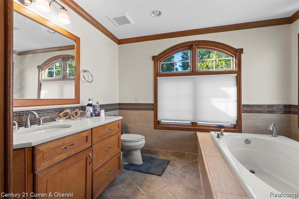 9039 Oakridge Trail, Shelby Twp, MI 48317 — Photo 10