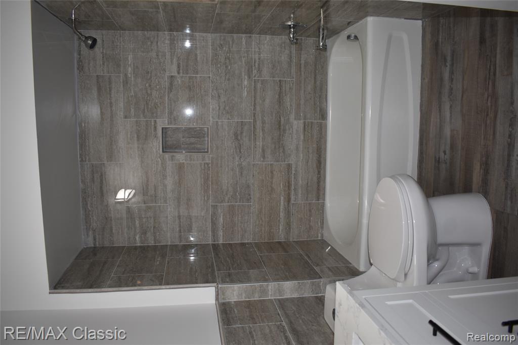 417 Old Pine Way Drive, Walled Lake, MI 48390 — Photo 15