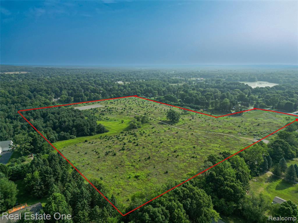 1915 N Hickory Ridge Road, Highland, MI