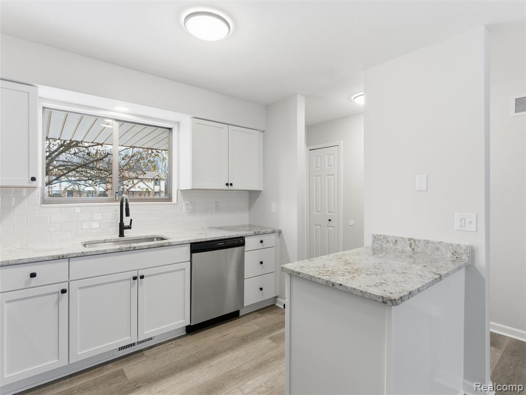 25927 New Forest Court, New Baltimore, MI — Photo 4