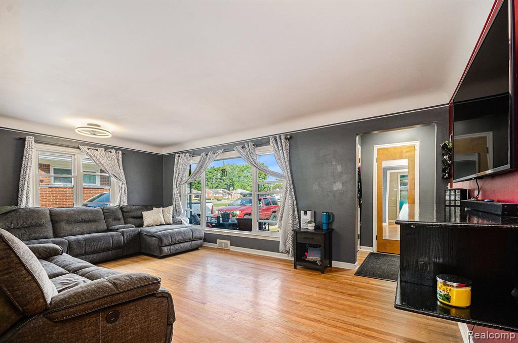 8725 LOCHDALE Street, Dearborn Heights, MI 48127 — Photo 9
