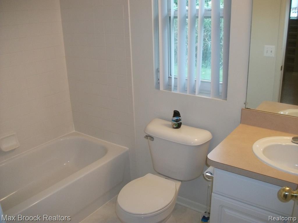 924 SANDALWOOD Drive, Troy, MI 48085 — Photo 22