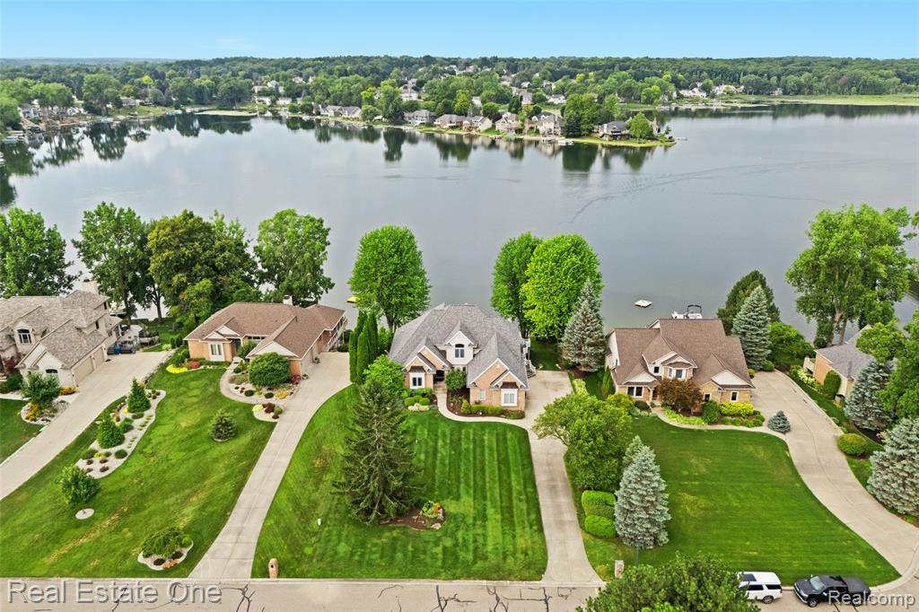 16048 Pine Bluff Court, Fenton, MI 48430 — Photo 34