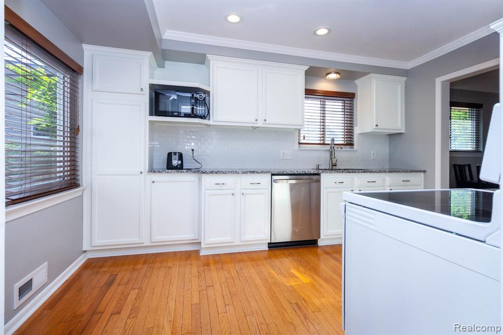 4333 Manor Avenue, Royal Oak, MI 48073 — Photo 11