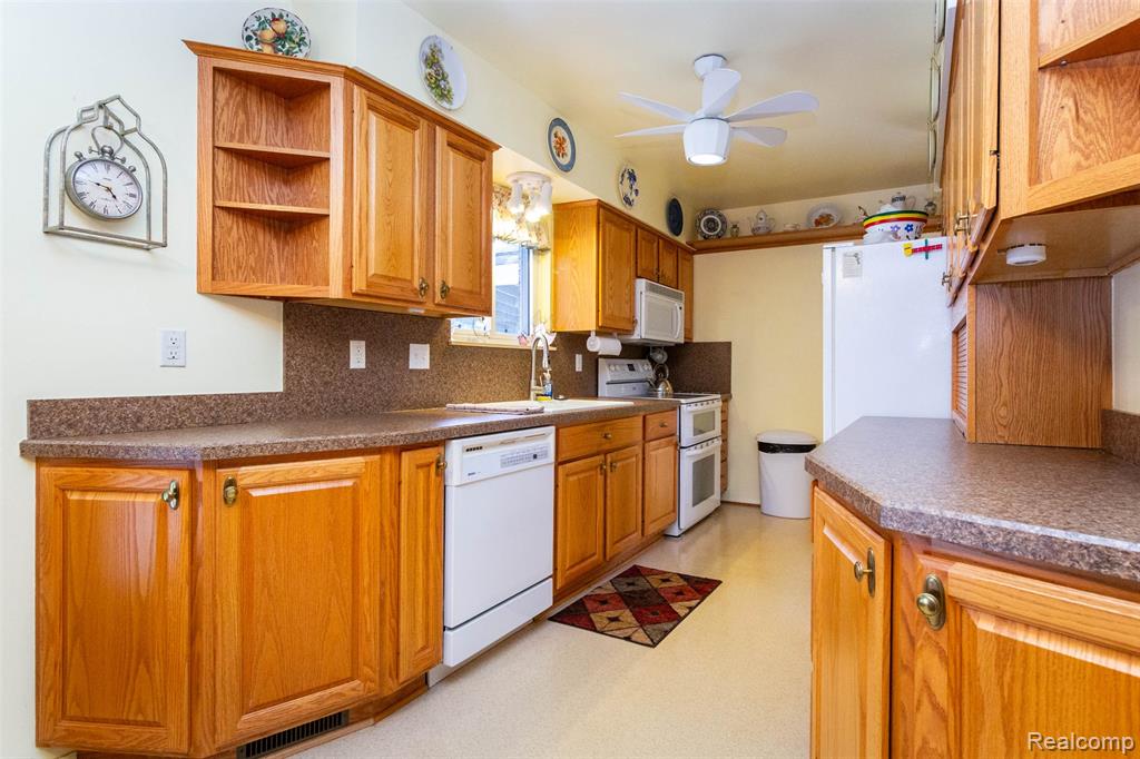 772 Robbinann Drive, Waterford, MI 48328 — Photo 11
