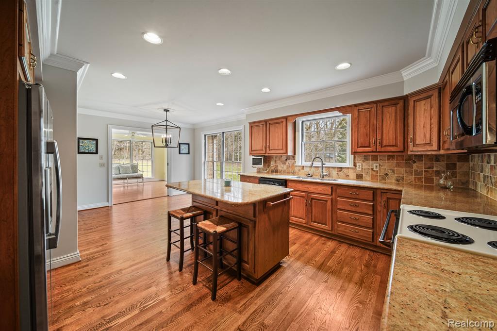 9856 Rattalee Lake Road, Clarkston, MI 48348 — Photo 18