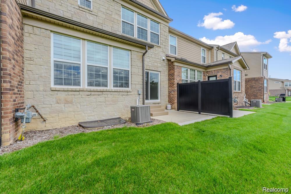 1674 Addison Circle, Walled Lake, MI 48390 — Photo 31
