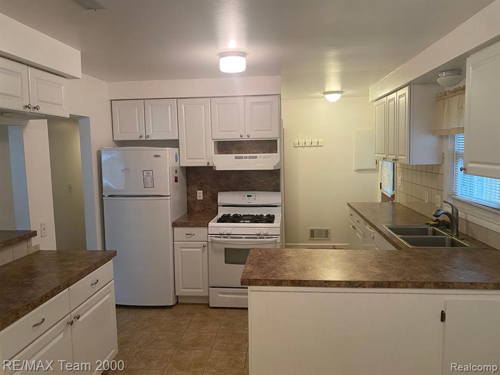 4981 PARDEE Avenue, Dearborn Heights, MI 48125 — Photo 4