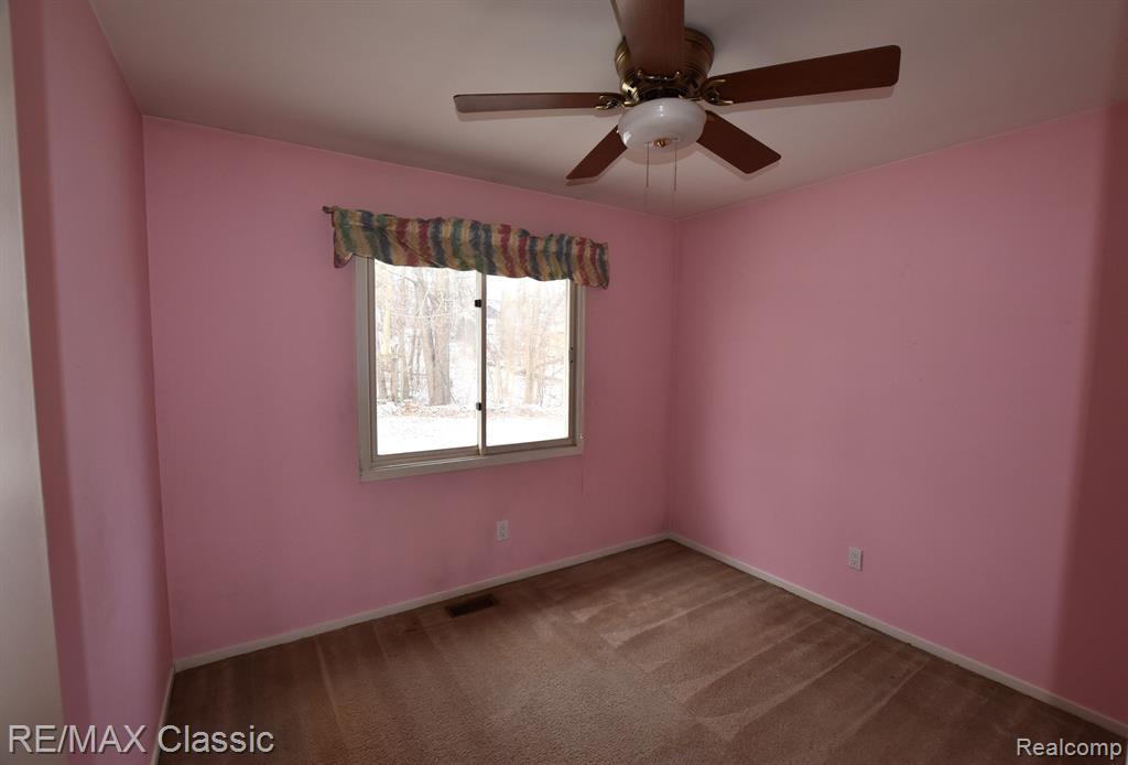 746 WOODINGHAM Avenue, Waterford, MI 48328 — Photo 12