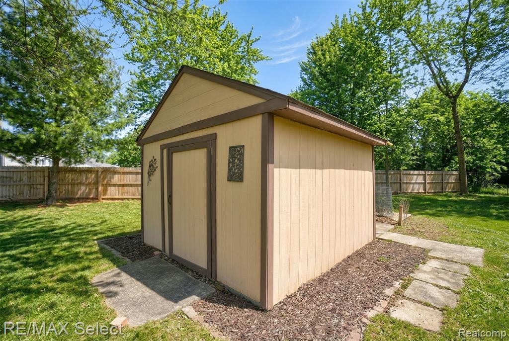 3101 W Maple Avenue, Flint, MI 48507 — Photo 7