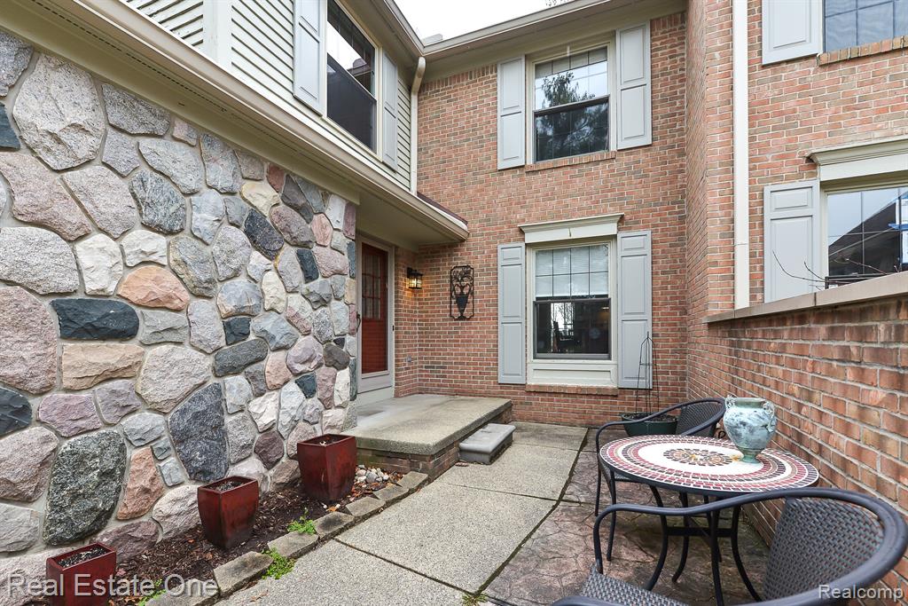 4490 GOLF VIEW Drive, Brighton, MI 48116 — Photo 8